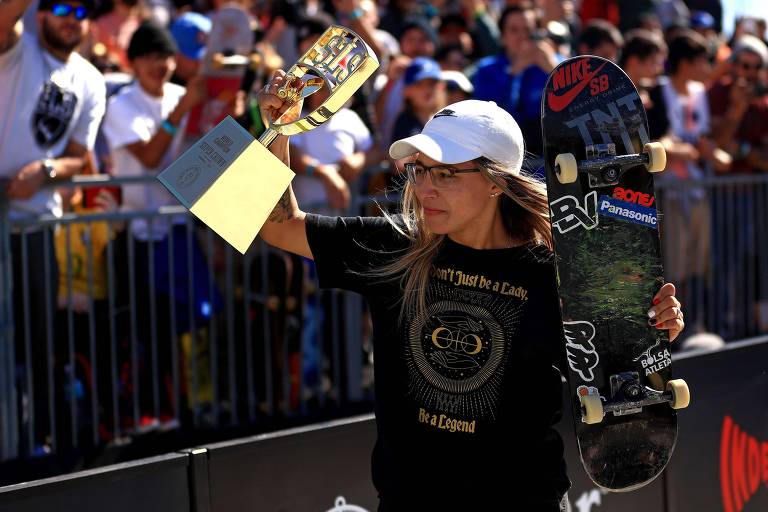 Pâmela Rosa comemorando o título do Mundial de skate