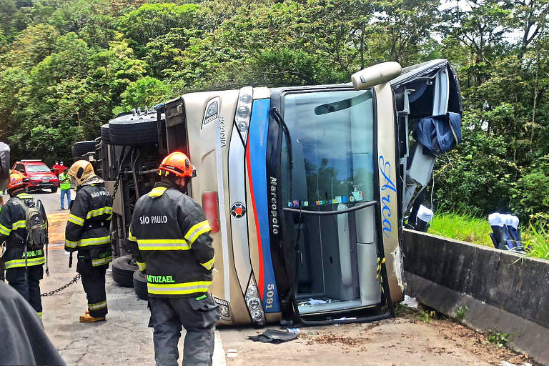 Um acidente com um ônibus que tombou na altura do km 75 da rodovia Oswaldo Cruz, na região de São Luiz do Paraitinga (SP), provocou pelo menos cinco mortes na manhã deste sábado (13), conforme informações do Corpo de Bombeiros