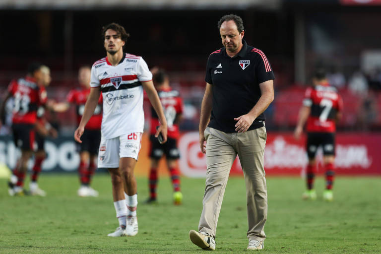 O técnico Rogério Ceni deixa o campo na derrota do São Paulo para o Flamengo