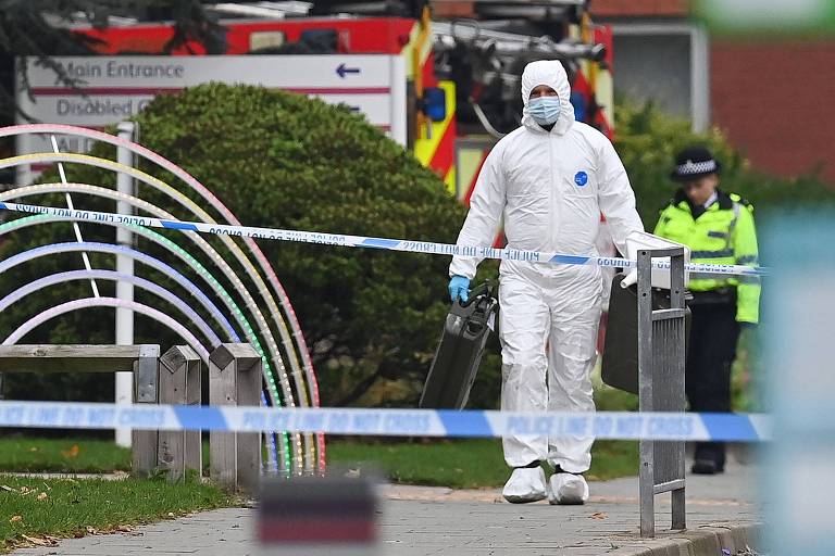 Polícia de Liverpool investiga explosão em táxi como ato terrorista