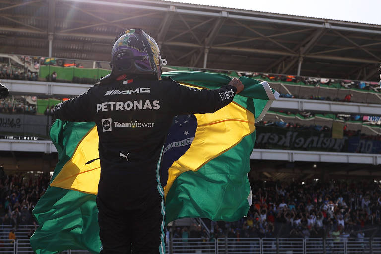 Lewis Hamilton com a bandeira do Brasil ao vencer o GP de São Paulo