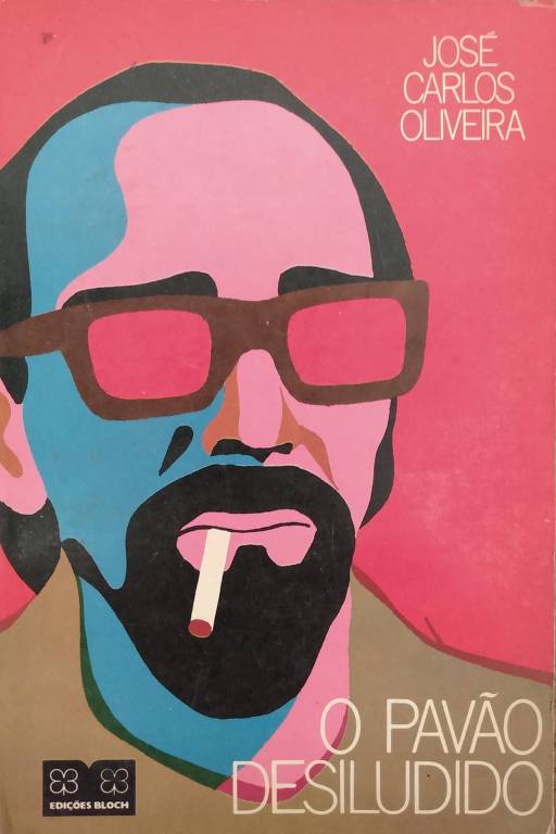 Imagem com a capa do livro "O Pavão Desiludido" de José Carlos Oliveira. Ela é rosa e mostra o rosto do autor, que está de óculos e fuma um cigarro.