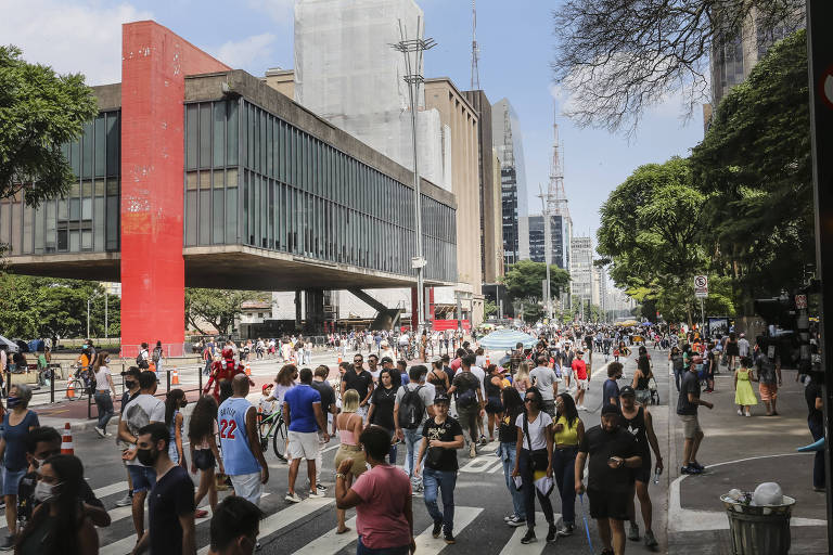 Paulistanos aproveitam dia de sol e lotam avenida Paulista no feriado
