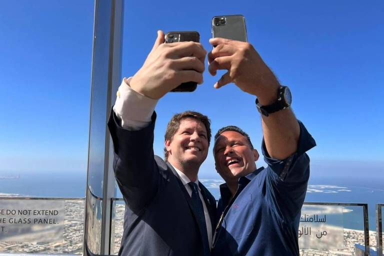dois homens tiram selfies