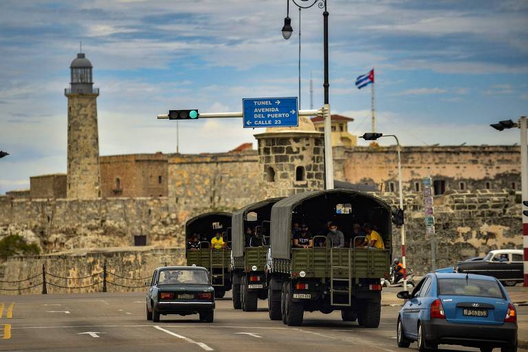 Veículos militares circulam pelo Paseo del Prado em Havana
