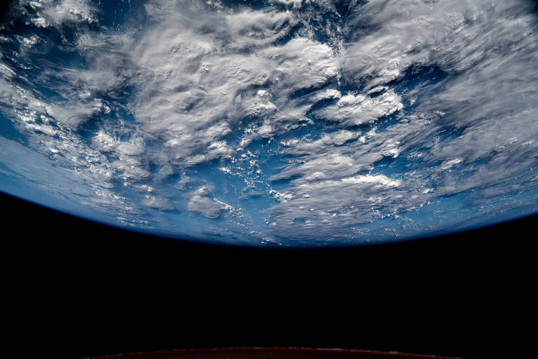 Imagem aérea mostra planeta Terra visto da órbita