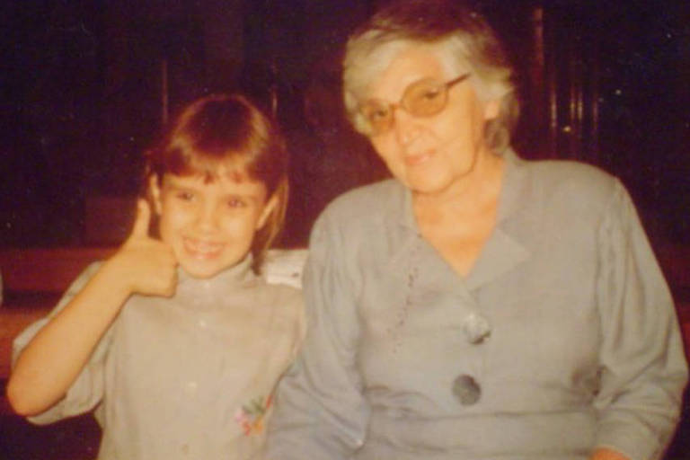 A colunista Juliana de Albuquerque, ainda criança, e sua avó Olga