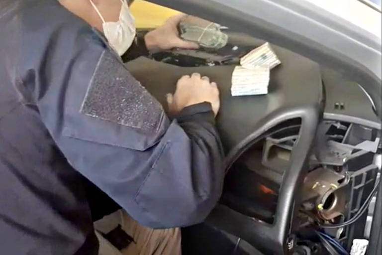 Polícia acha quase R$ 180 mil em compartimento secreto de carro em rodovia de SP