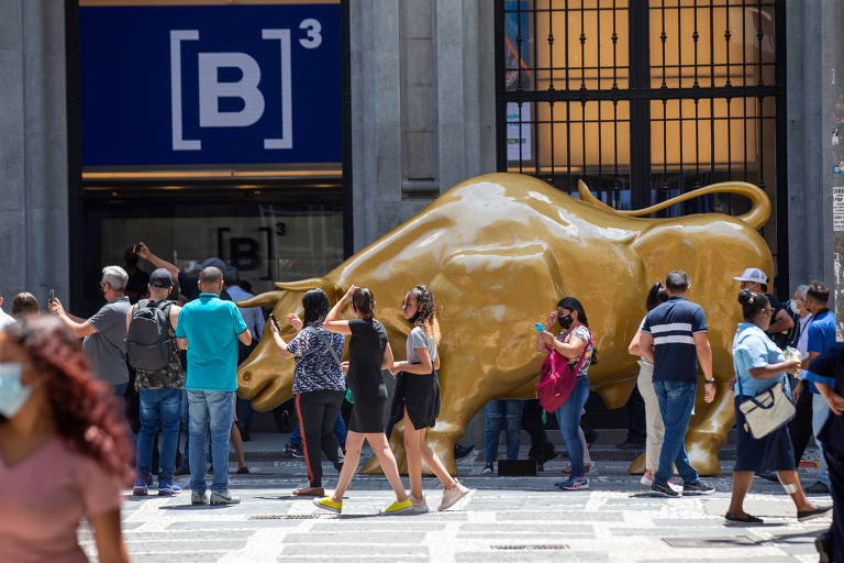 Escultura Touro de Ouro, em frente à sede da Bolsa de Valores, na região central da capital paulista