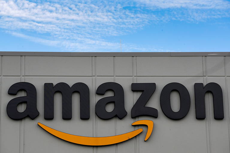 Logotipo da  Amazon na fachada de centro de distribuição da empresa em Nova York