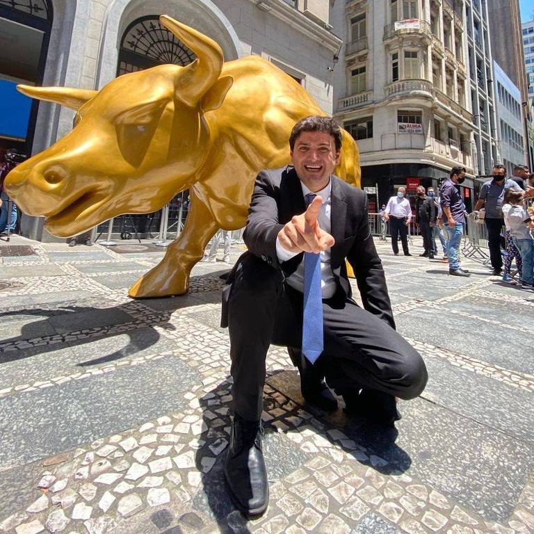 O touro de Wall Street bota o touro da B3 pra mamar. : r/brasil