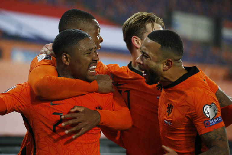 Holandeses comemoram o gol de Bergwijn contra a Noruega