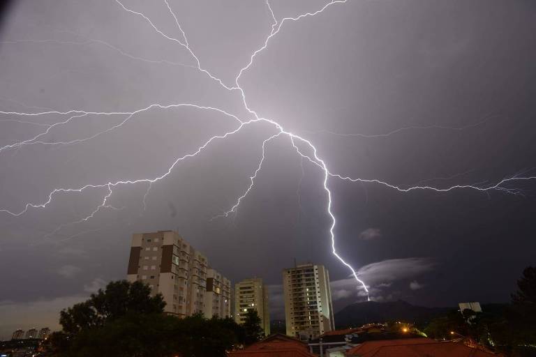 Campeão de incidência de raios, Brasil teve 835 mortes em uma década