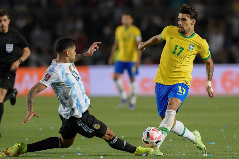 Lucas Paquetá tenta passar por Romero na partida entre Brasil e Argentina, em San Juan