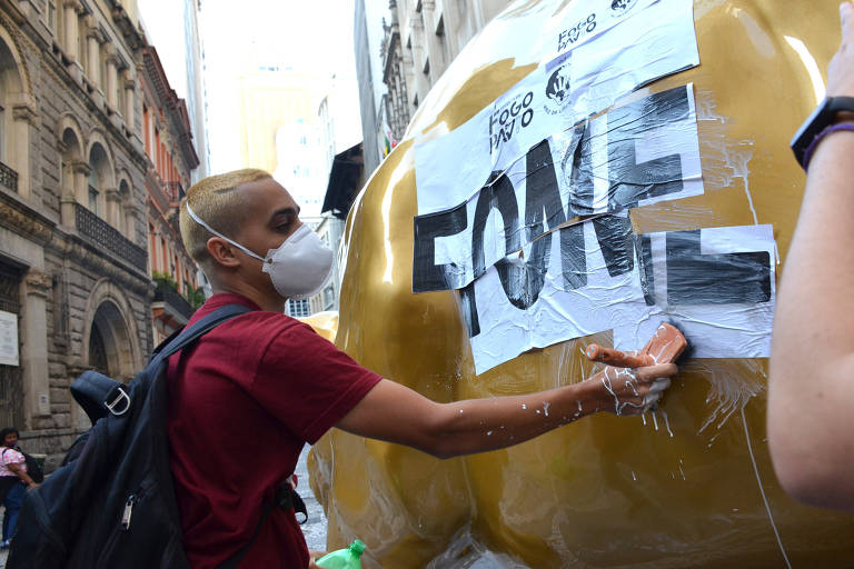 Touro de Ouro da Bolsa é alvo de protesto contra a fome