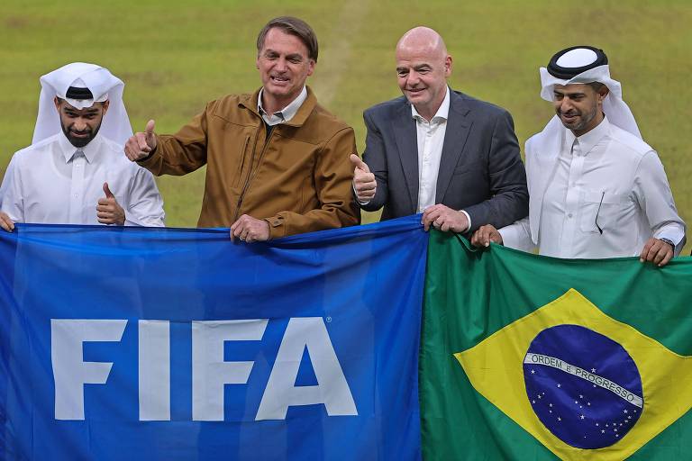Bolsonaro defende Copa de 2 em 2 anos ao lado de presidente da Fifa