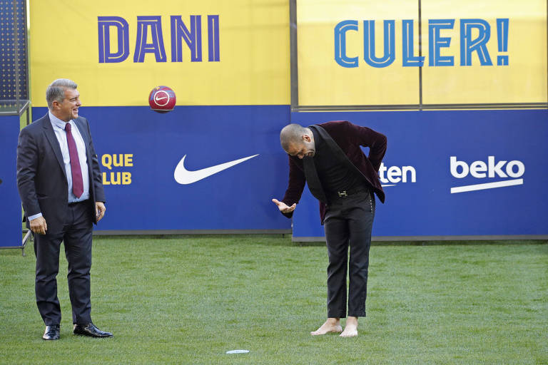 Daniel Alves se apresenta de chinelo no Barcelona e quer jogar a Copa
