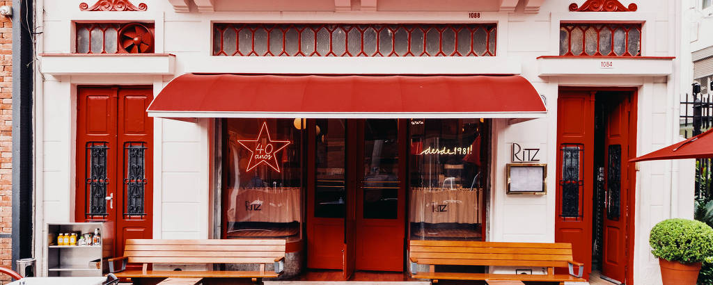 Fachada do restaurante Ritz com sua icônica porta giratória vermelha