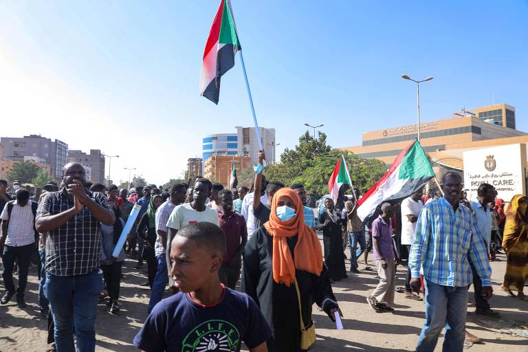 Sudaneses contrários ao golpe militar de 25 de outubro tomam as ruas da capital, em Cartum