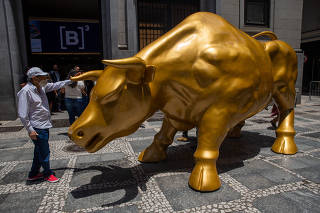 O touro de Wall Street bota o touro da B3 pra mamar. : r/brasil