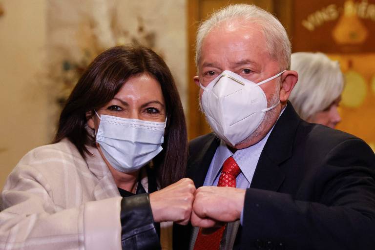 A prefeito de Paris e candidata do Partido Socialista Francês (PS) às eleições presidenciais de abril de 2022, Anne Hidalgo, recebe o ex-presidente do Brasil Luiz Inácio Lula da Silva, na capital francesa