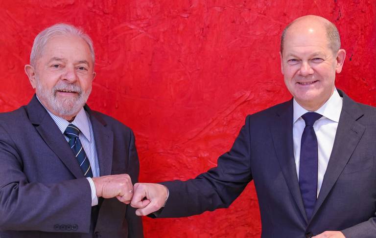 O ex-presidente do Brasil Luiz Inácio Lula da Silva se encontra com o provável próximo primeiro-ministro da Alemanha, Olaf Scholz, em Berlim
