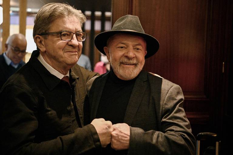 O candidato presidencial do movimento esquerdista francês La France Insoumise (LFI), Jean-Luc Melenchon, saúda o ex-presidente brasileiro Luiz Inácio Lula da Silva, em um hotel de Paris