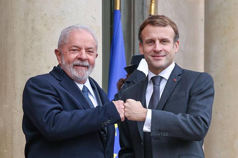 O ex-presidente brasileiro Luiz Inácio Lula da Silva é recebido pelo presidente francês, Emmanuel Macron, no Palácio do Eliseu, em Paris