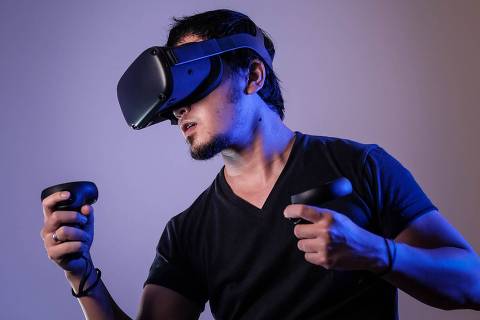 Homem com óculos de realidade virtual - Web Stories 