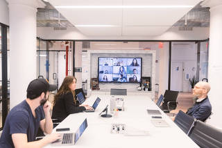 Employees meet during a ÒWork From Work WednesdayÓ at CommonBondÕs office in Manhattan on Nov. 10, 2021. (Jeenah Moon/The New York Times)