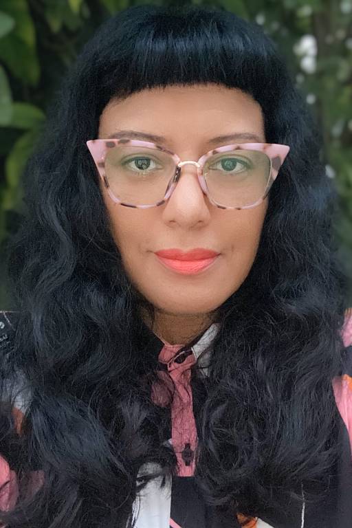 Déia Freitas, 46, psicóloga, roteirista e criadora do podcast Não Inviabilize