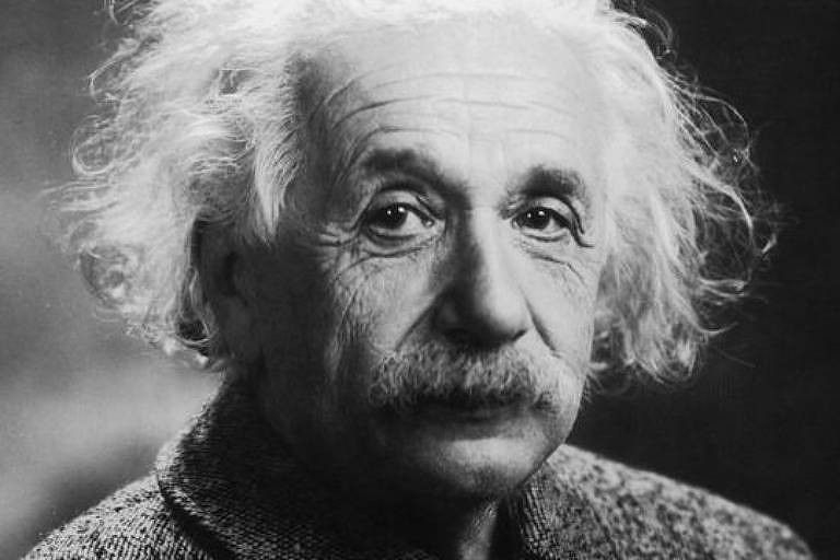Imagem em preto e branco mostra em close o rosto de Albert Einstein 