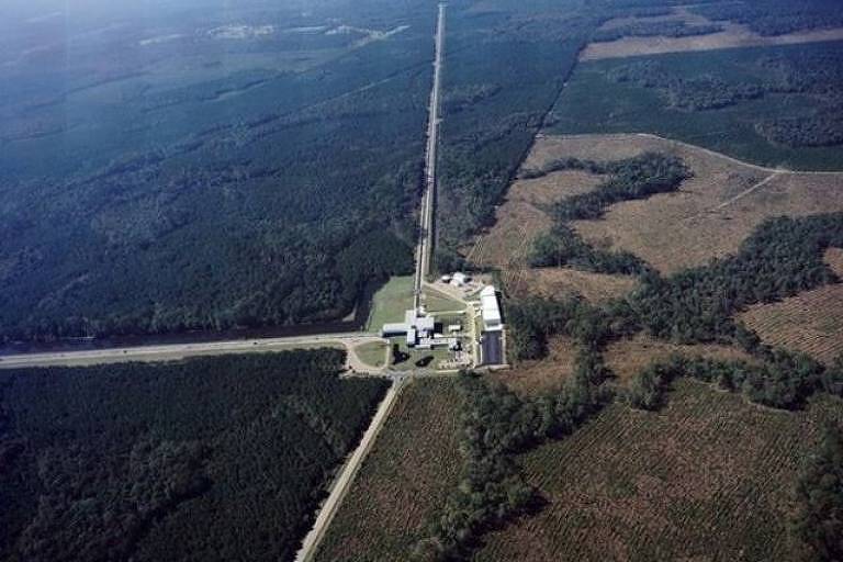 Imagem aérea mostra construção no meio de uma área verde