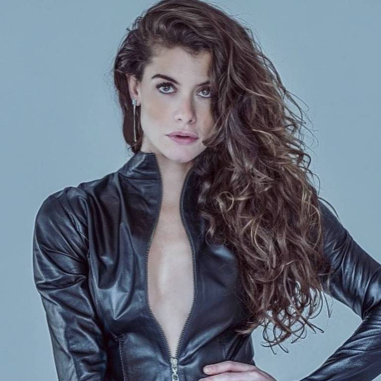 Alinne Moraes, batizada como Aline Cristine Dorelli de Magalhães e Morais realizou uma mudança ainda maior com a numerologia. Além de acrescentar um 'n' em seu primeiro nome, a artista mudou a grafia de seu sobrenome de Morais para Moraes