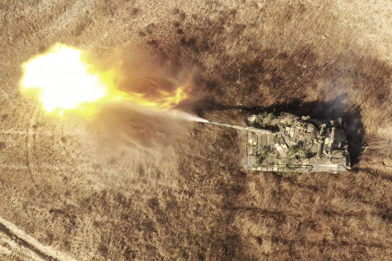 Tanque ucraniano dispara durante exercício em Kherson, perto da fronteira com a Crimeia anexada