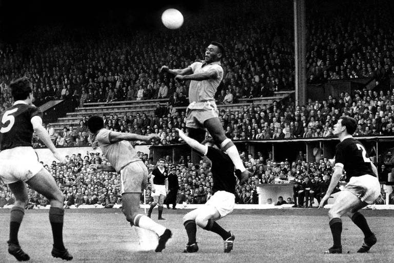 foto em preto e branco de lance durante partida de futebol, em que Pelé está pulando alto, muito acima dos demais jogadores, com a cabeça prestes a encostar na bola 