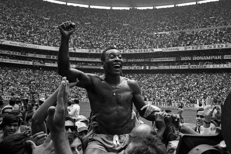 Pelé comemora a conquista do tricampeonato mundial da seleção brasileira, em 1970, no México

