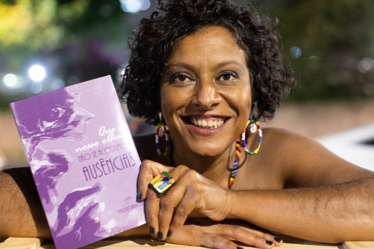 Leitores posam com livros de autores negros 