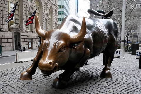 FILE PHOTO: The Charging Bull or Wall Street Bull is pictured in the Manhattan borough of New York City, New York, U.S., January 16, 2019. REUTERS/Carlo Allegri/File Photo ORG XMIT: FW1