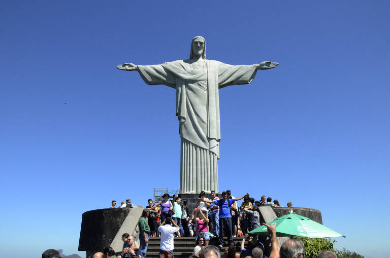 Turistas no Cristo Redentor, zona sul do Rio