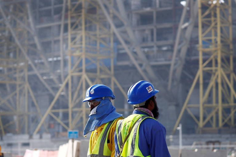 Trabalhadores nas obras do estádio Lusail, em Doha, no Qatar
