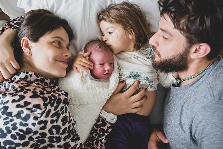 Chay Suede e Laura Neiva anunciam o nascimento do segundo filho, José