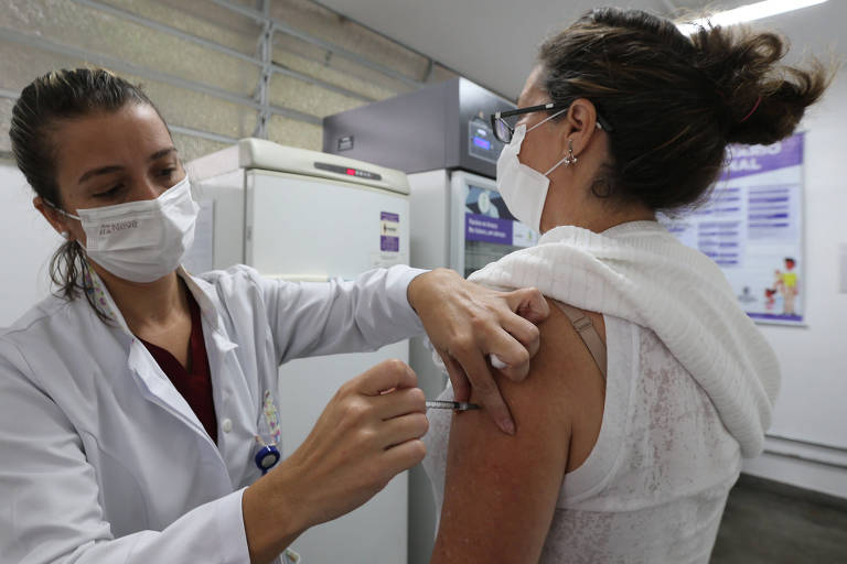 Aplicação da vacina contra a covid-19 na capital paulista, na UBS Dona Mariquina Sciascia, na zona norte