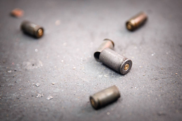 Cápsulas de bala usadas no chão