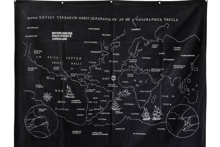 mapa desenhado com giz branco sobre pano preto
