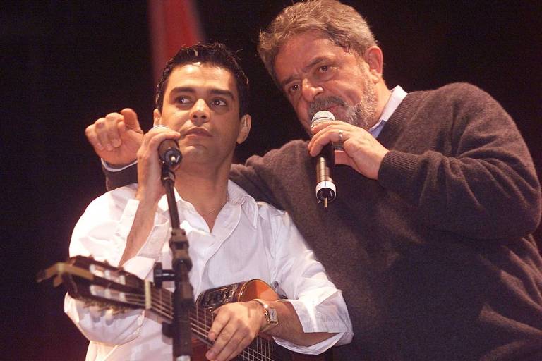 Zezé di Camargo e Lula em showmício na campanha eleitoral de 2002

