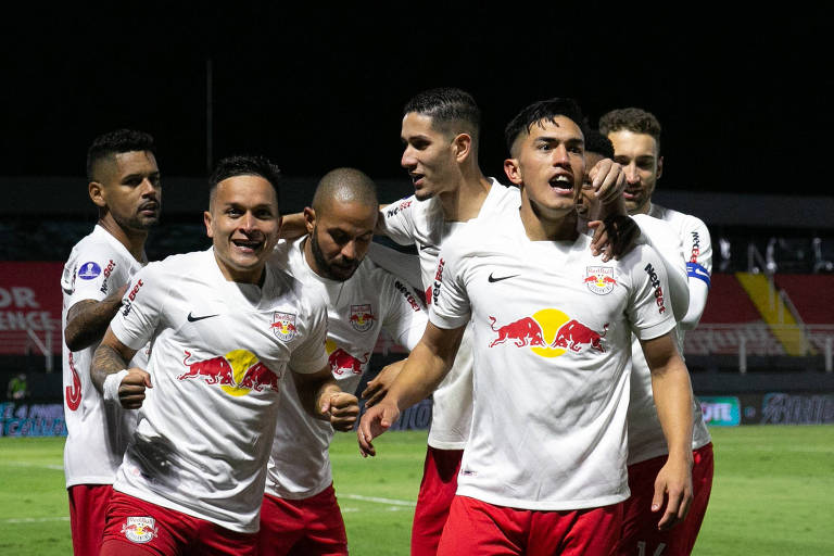 Jogadores do Bragantino comemoram gol contra o Libertad, em jogo da Sul-Americana