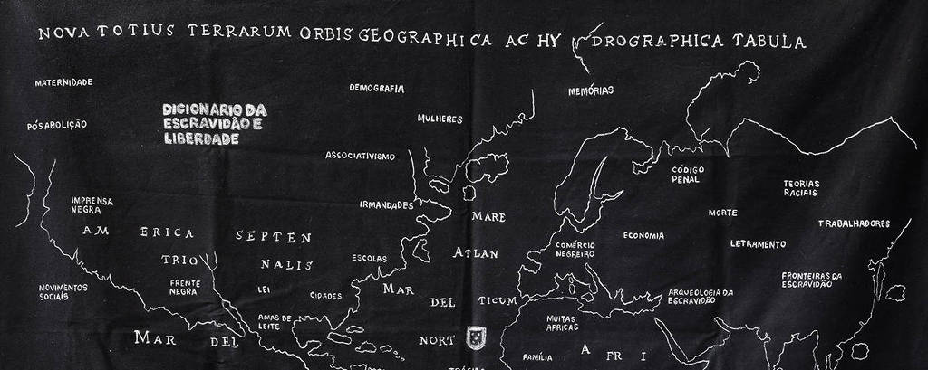 mapa desenhado com giz branco sobre pano preto