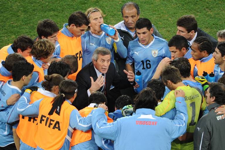 Óscar Tábarez (no centro), orienta os jogadores antes do início da prorrogação contra Gana, nas quartas de final da Copa de 2010
