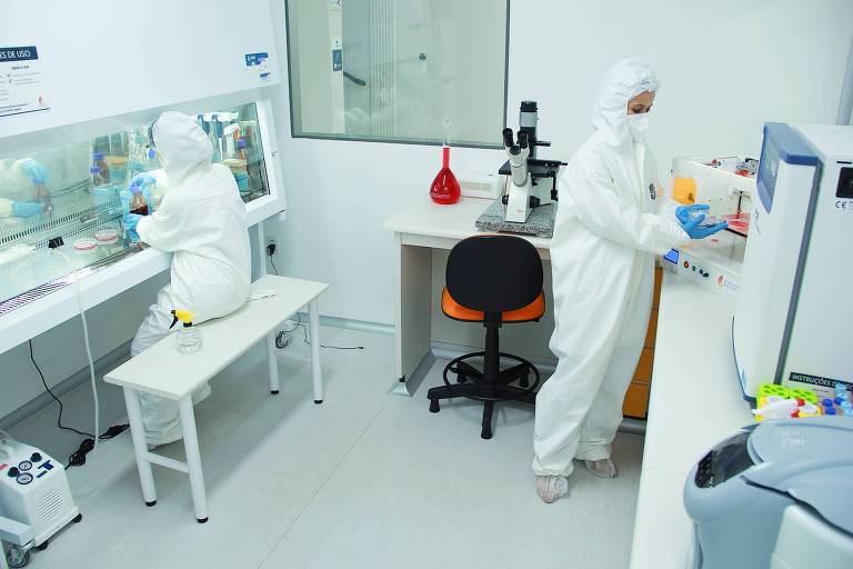 Laboratório de bioimpressão da 3BDS com a presença de dois profissionais